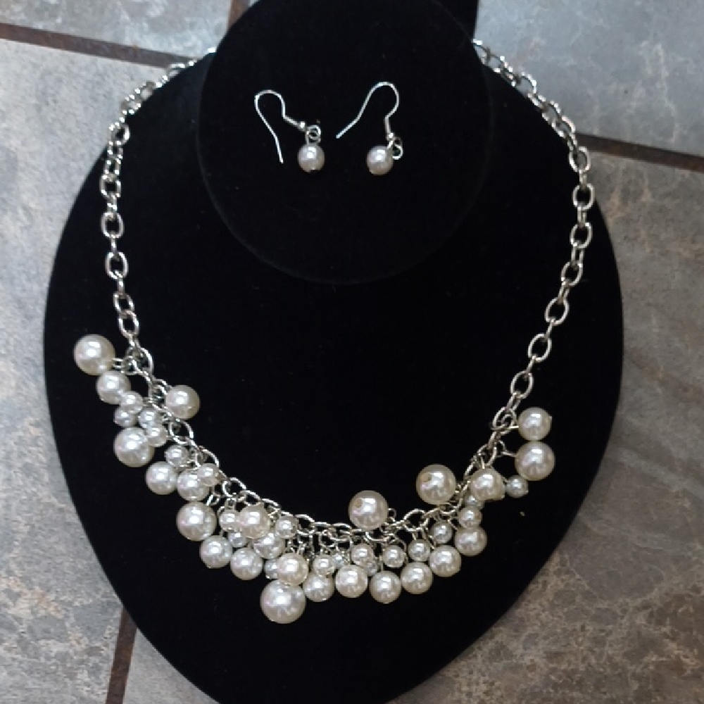 Chic Silver Pearl Necklace and Earring Set